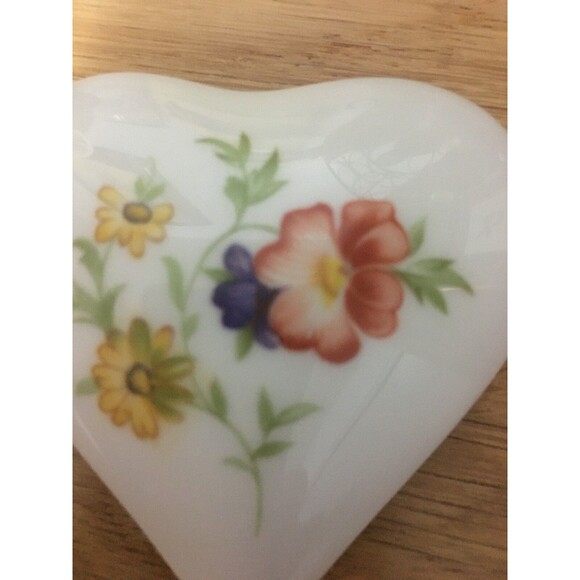 Vintage Limoges Rochard France Heart Shape Porcelain Trinket Box. 2.5" - Picture 4 of 5